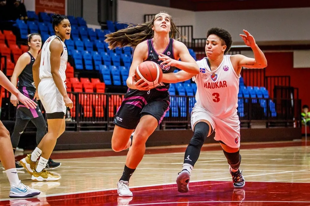 LFB : Marie Pardon, meneuse de jeu de Tarbes, et étudiante à Sciences Po