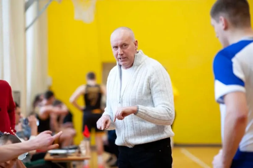 Lituanie : Rimas Kourtinaitis remplace son fils au coaching pour lui permettre d’assister à la naissance de ses jumeaux