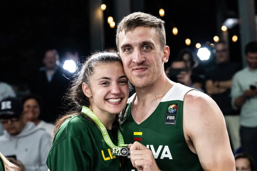 Vidéo : Quand un joueur lituanien de 3×3 fait sa demande en mariage au moment de la remise des médailles