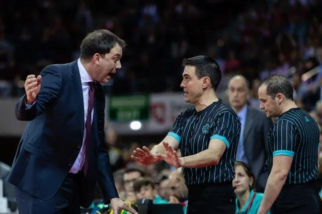 Vidéo : Très énervé, le coach de Lietkabelis bouscule son collègue de Rytas lors de la finale lituanienne