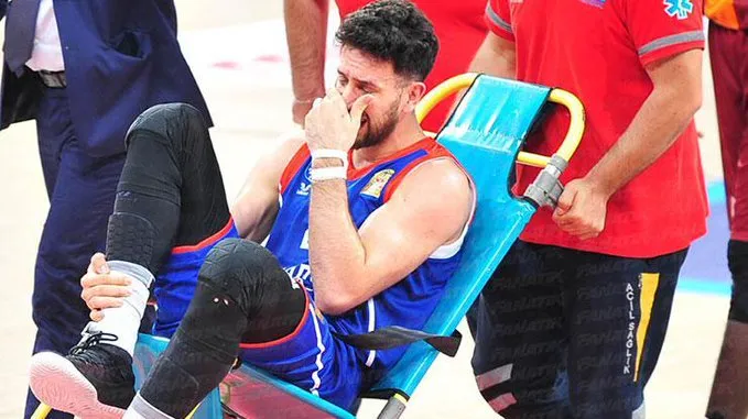 Turquie : Anadolu Efes en finale, Vasilije Micic évacué en fauteuil roulant