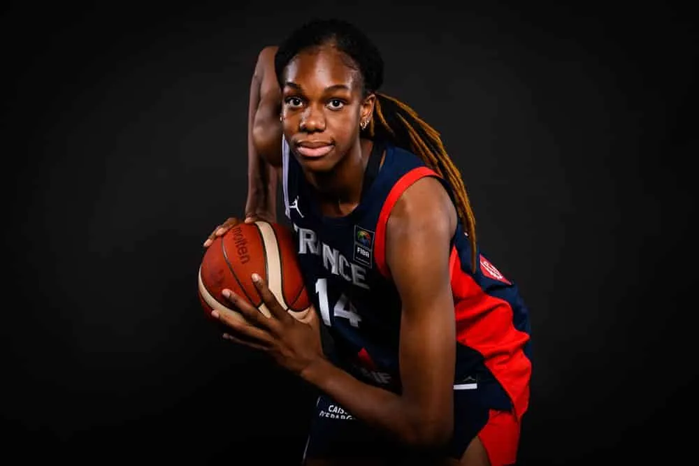 Dominique Malonga va devenir la plus jeune sélectionnée en équipe de ...