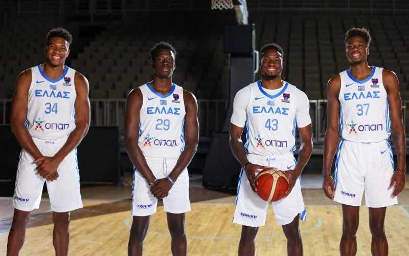 Grèce : réunis en sélection nationale, les frères Antetokounmpo visés par un hashtag raciste