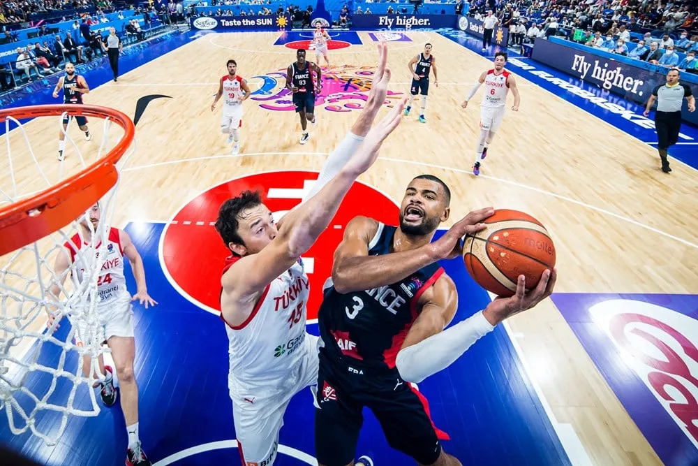 Vidéo : « Dans le casque » avec Timothé Luwawu-Cabarrot