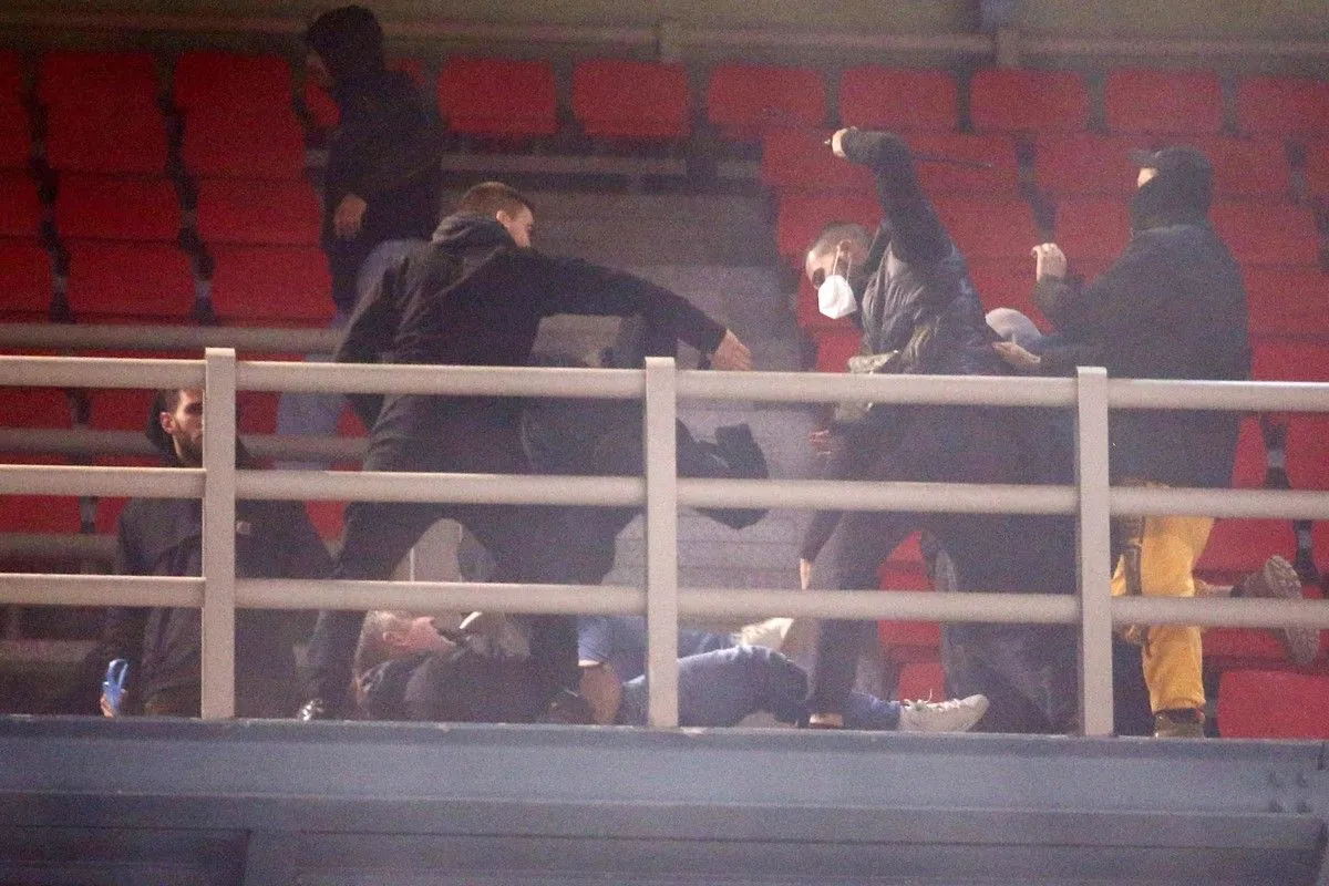 Grèce : De violents affrontements entre supporters de l’AEK et de Reggio Emilia