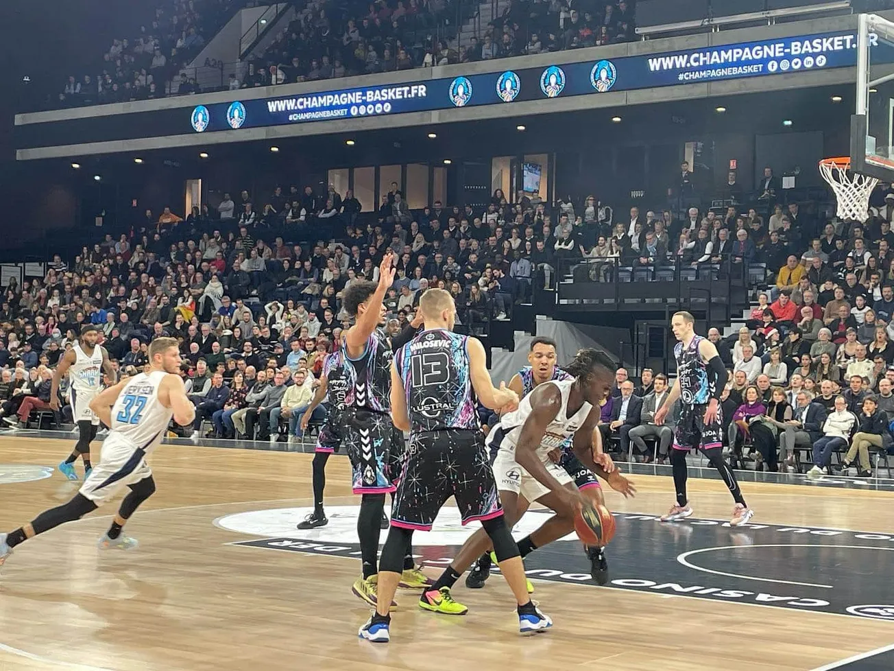 Pro B : Le Champagne Basket inaugure son arena en tombant le leader Antibes