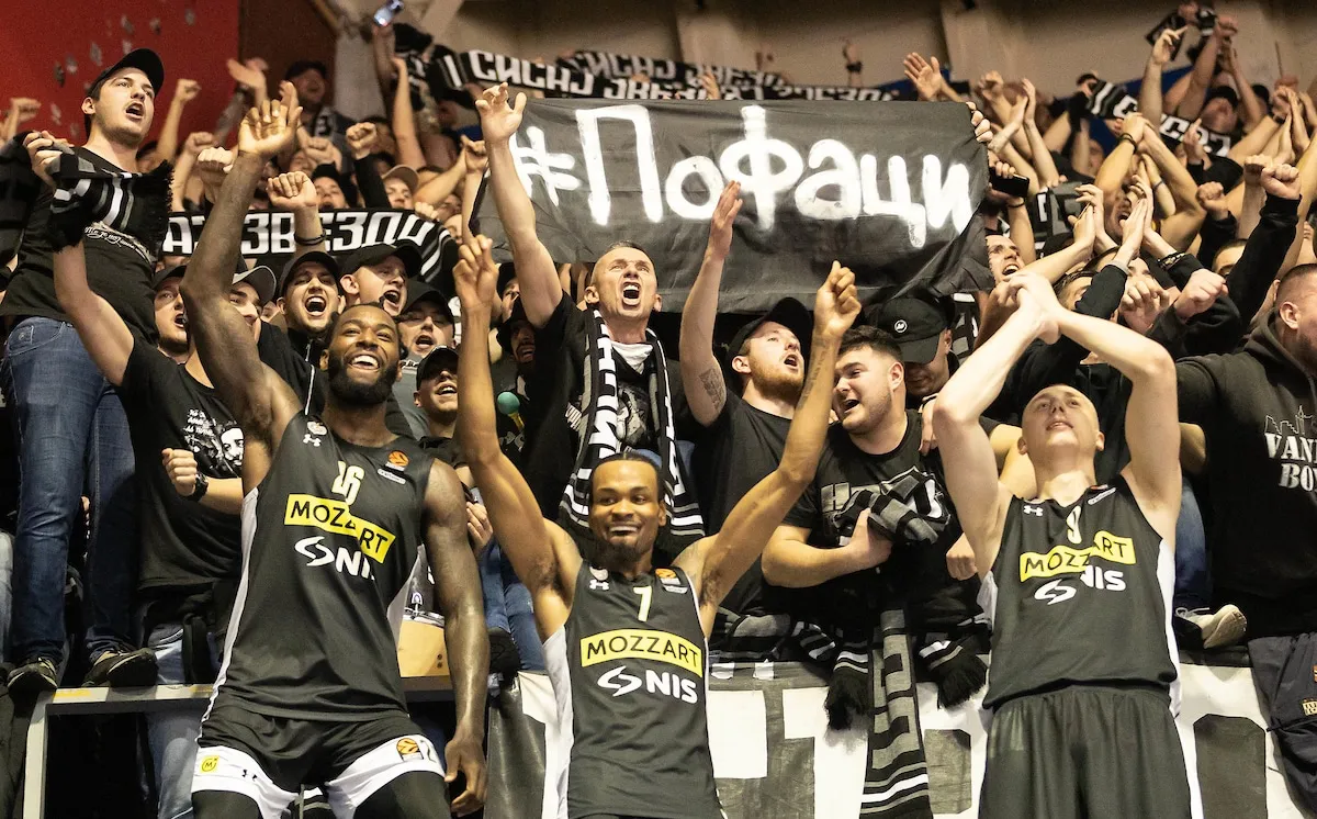 Vidéos : Mathias Lessort célèbre la victoire face à l’Etoile Rouge avec les fans du Partizan