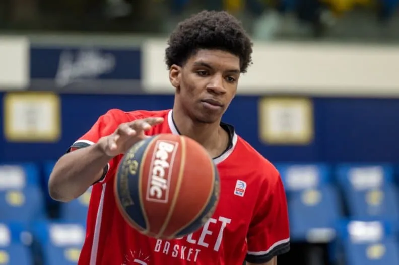 Lucas Dufeal signe son premier contrat professionnel avec Cholet