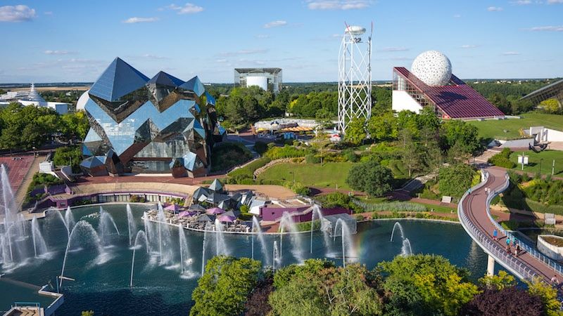 Parc de loisirs à thèmes scientifiques et techniques, le Futuroscope est le troisième en France en terme de fréquentation avec 1,830 million de visiteurs. La salle sera ainsi proche de la gare TGV, de l’autoroute, de la N10 et de six mille de places de parking.