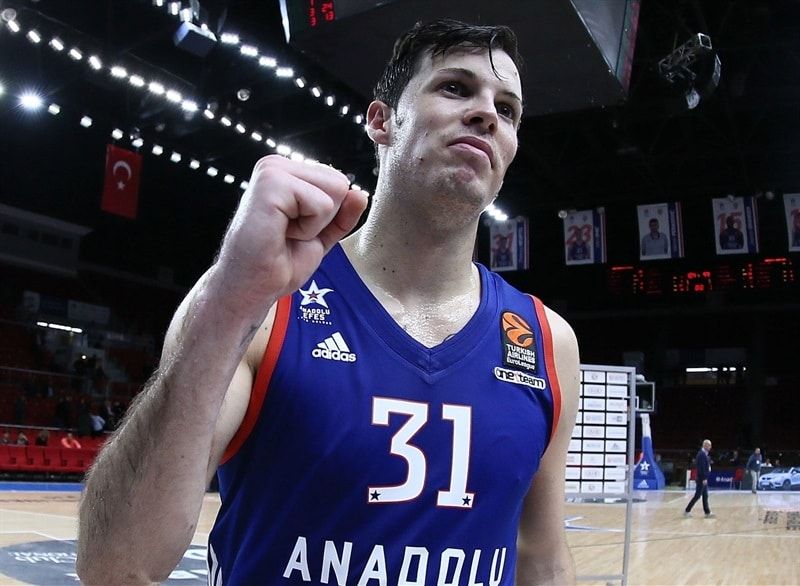 thomas-heurtel-celebrates-anadolu-efes-istanbul-eb16