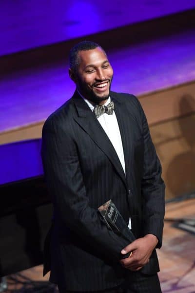 Photo Boris Diaw en costume avec noeud pap