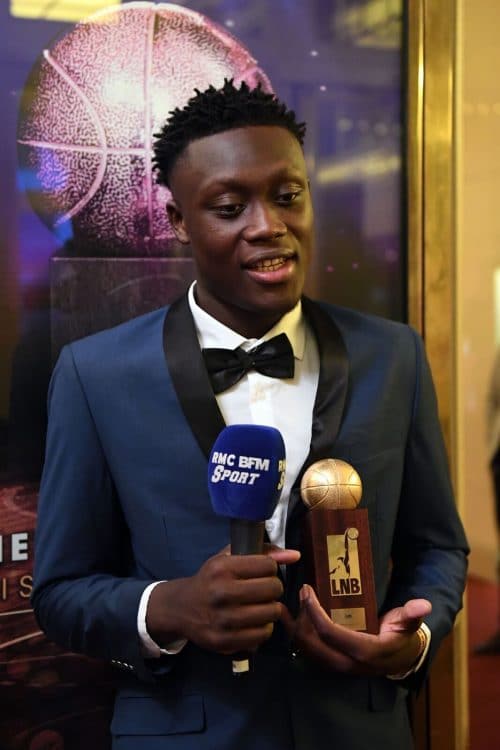 Sekou Doumbouya en costume