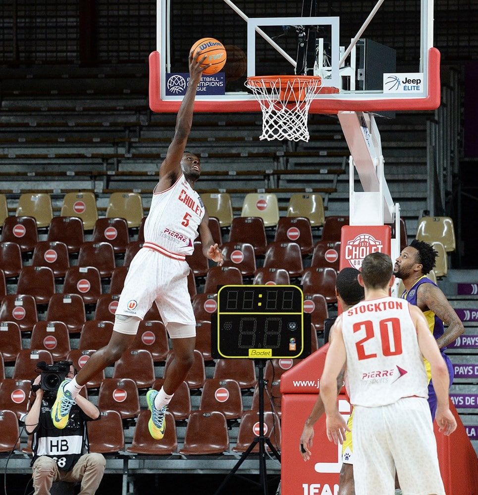 Cholet: Yoan Makoundou, 20 ans, 20 points et 8 rebonds en BCL