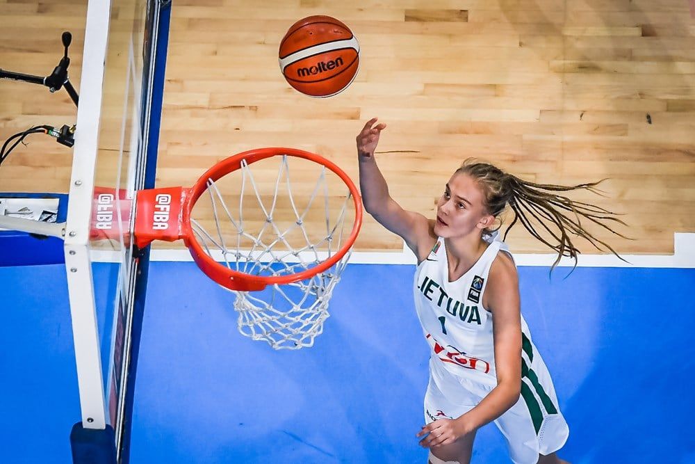 Juste Jocyte sous le maillot de l'équipe féminine U16 de Lituanie lors de la finale de l'Eurobasket.