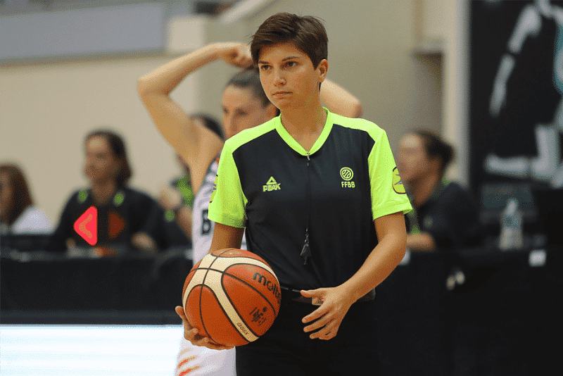 Marion ortis est la première femme à arbitrer une finale de première division masculine en… 101 ans! – basket europe