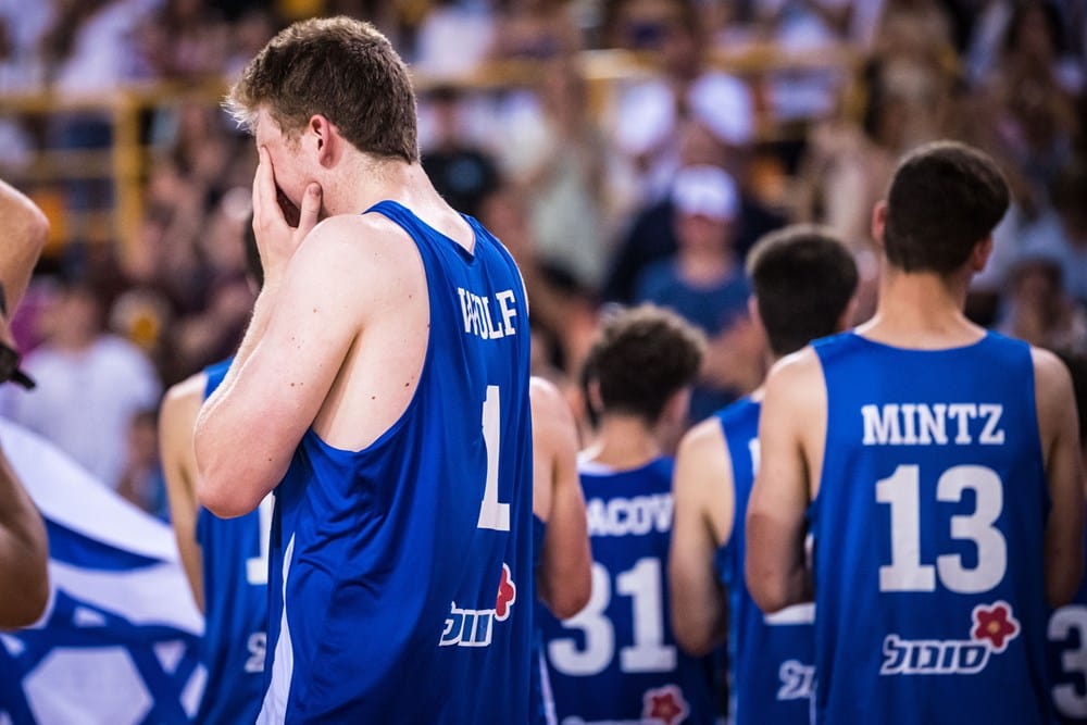 Eurobasket u20, france-israël : les pleurs de daniel wolf qui a manqué le lancer-franc de la gagne